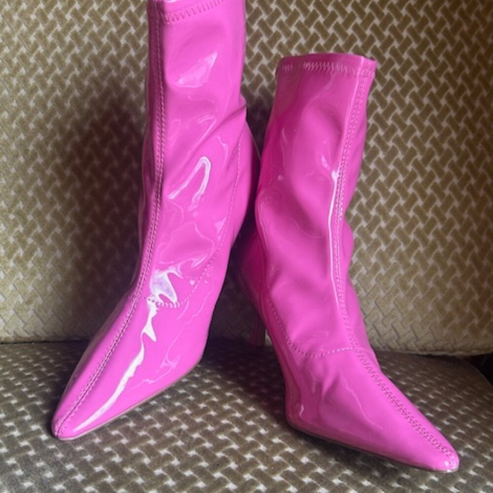 Urban Outfitters Bubble Gum Pink Kamila Kitten Heel Slip On Ankle Boots NEW 7 M